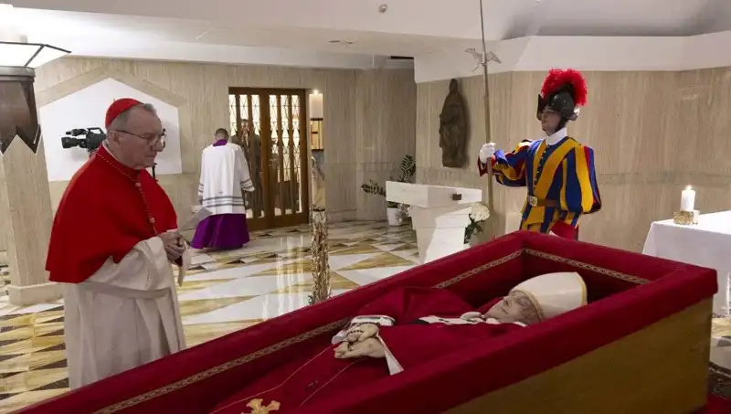Papa'nın Tabutundaki Fotoğraflar Yayınlandı: Duygu Dolu Anlar