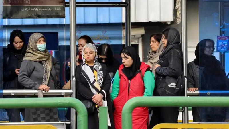İran'daki Gençler, Twitter'da Seslerini Yükseltmek İçin Mücadele Ediyor