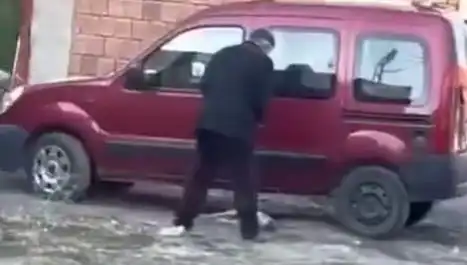 Sokak Ortasında Köpeğe Yapılan Şiddet Görüntüleri Tepki Topladı