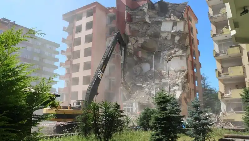 Dalgalar Deprem Gibi Salladı: İki Bina Yıkılma Tehlikesiyle Karşı Karşıya
