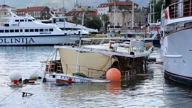 Hırvatistan'da Şiddetli Fırtına: Feribotun Çarptığı Gemi Suyun Dibine Gitti