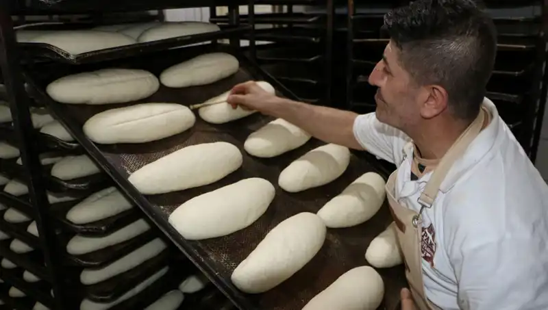 45 Derecelik Sıcağa Rağmen 250 Derecelik Fırının Önünde Çalışıyorlar!